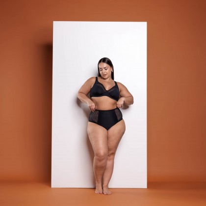 Calcinha Hot Pant com Recortes em Laise Preto